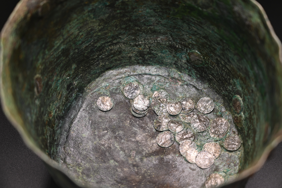 

Kopparkärl innehållandes silverskatt (registrerat i undernummer), Staleskatten.
När kärlet kom till konserveringen låg det kvar i sitt preparat och var omgivet av intorkad hård jord. Det hade tömts på sitt innehåll av lösa silvermynt och övriga föremål. Röntgenbilderna visade att det fanns ett stort antal genomgående sprickor som löpte horisontellt och vertikalt genom kärlets väggar samt i botten. Kärlet var tunt och ömtåligt och till stor del genomkorroderat.  

Kärlets höjd är 16,0 cm, bottendiametern är 18,0 cm och överkantens diameter 23 cm. I kärlet fanns 33 stycken synliga silvermynt fastkorroderade på ytan.

Kärlet är tillverkat av en driven plåt av koppar eller kopparlegering som stomlötts ihop. Botten och ovankant har laskats och lötts fast.

Hankar av järn har nitats fast.