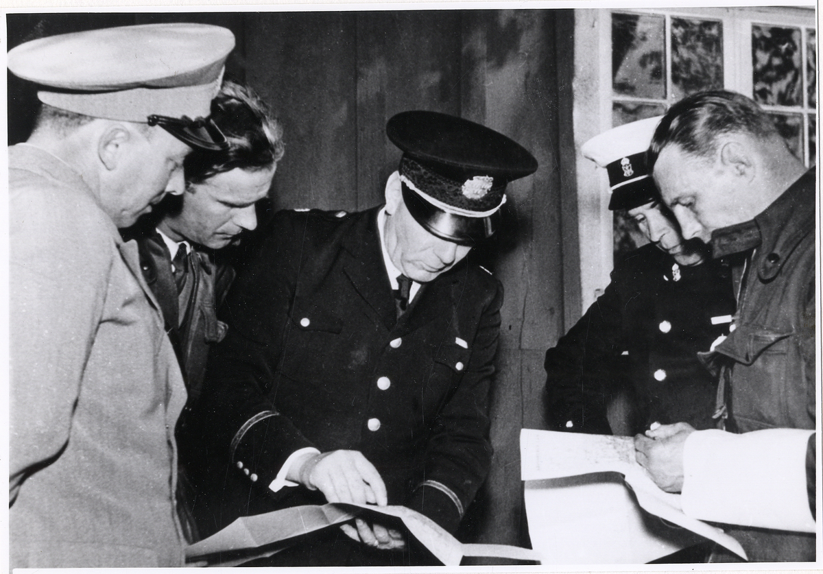 Kungens Eriksgata i maj 1954. Man väntar i Vislanda och går igenom några saker.
Överkonstapel Gösta W Axelsson i mitten.