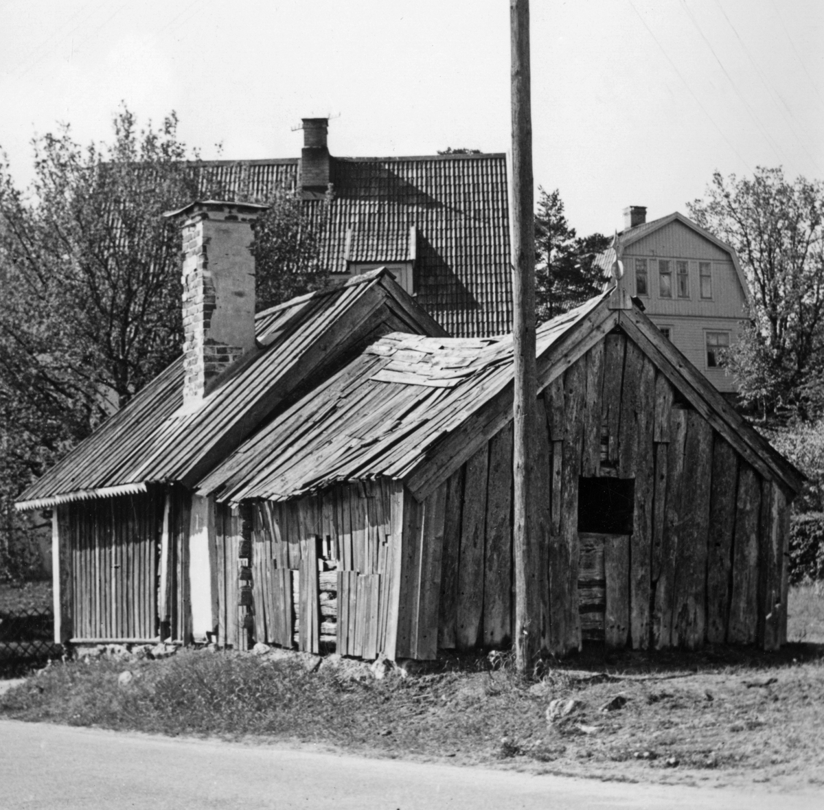 Torpet Sand, Luddes stuga, Strandvägen, kvarteret Lyran. Innan ombyggnaden på 1940-talet. Stugan är kallad efter Ludvig "Ludde" Samuelsson, som bodde där från början av 1900-talet och fram till sin död 1935. Stugan ägs numera av Sotholms Härads Hembygdsförening. 

Bebyggelse, museer. (Ringvägen)