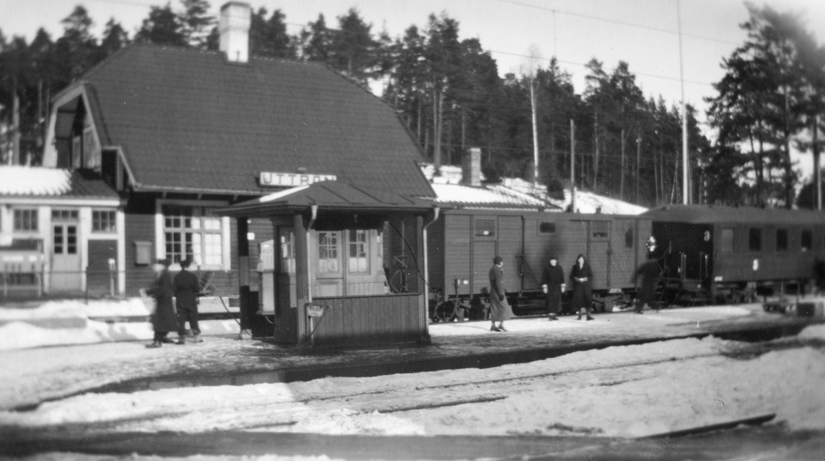 Uttrans järnvägsstation. 

Kommunikation.