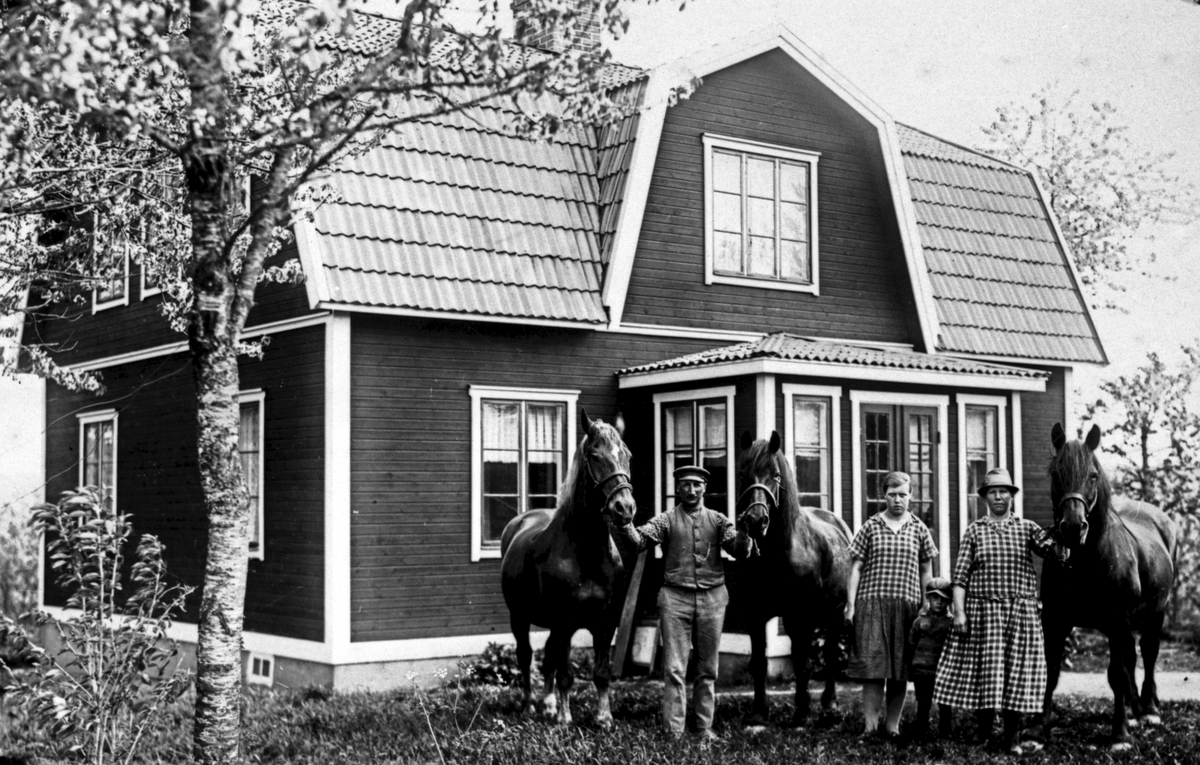 Tyrved, en familj på fyra personer står framför huset. Familjens hästar är också med på bilden. 

Bebyggelse, jordbruk, husdjursskötsel.

Personer på bilden:
Emil, Hanna, Edit, Erik