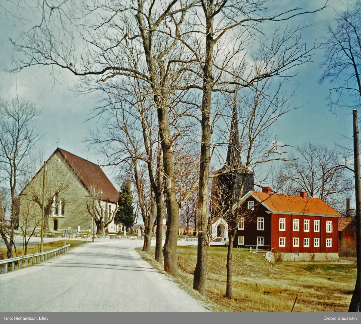 Sköllersta kyrka och försmlingshem, 1975-04-17 -Örebro Stadsarkiv ...