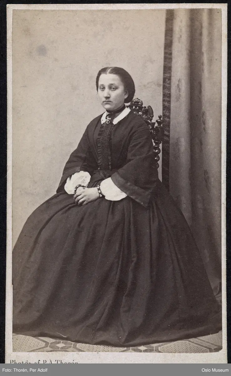 portrett, kvinne, sittende helfigur