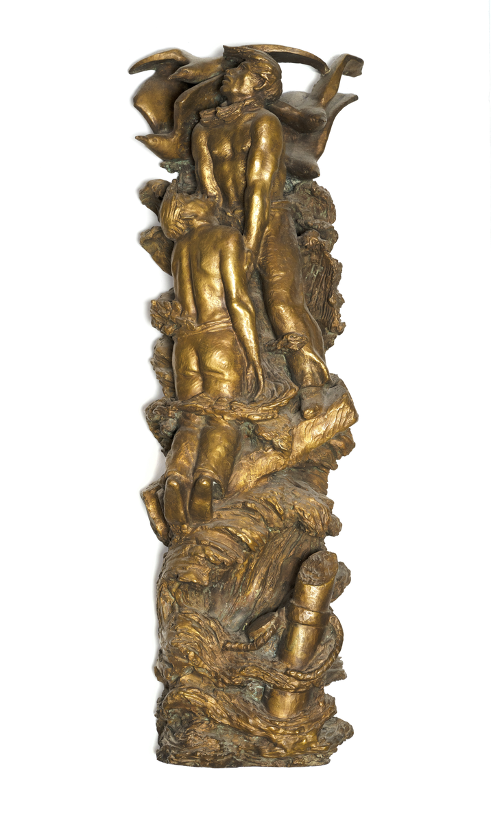 Skulptur av brons i högrelief. Skulpturen symboliserar sjömannens kamp för sitt liv. En sjöman med naken överkropp stående på vrakspillra och lyftande medvetslös kamrat ur skummande vågor. Nederst en bruten mast och upptill måsar.
