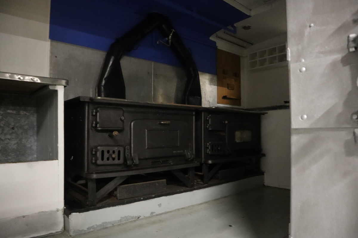 Koksläpvagn 801 har två fältspisar, ett kokskåp och vedeldad panna.
