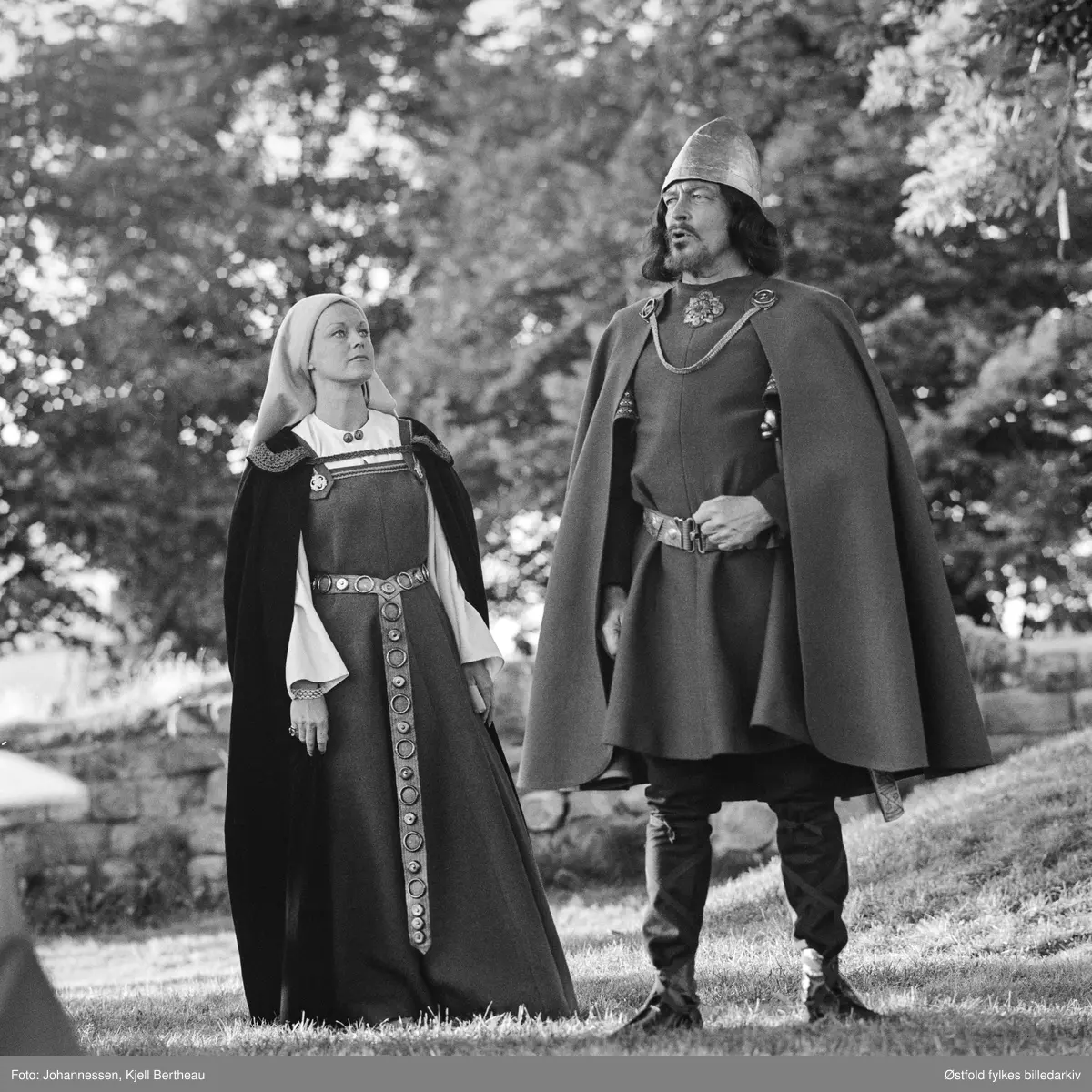 Olavsspillet "Sverdet" på Borgarsyssel Museum i Sarpsborg olsok 29. juli 1975. Til venstre skuespiller Bjørn Skagestad.
rett til høyre for Skagestad står Håkon Aurlien. Kong Olav ble spilt av Knut M Hanson, foran litt mer til høyre. Totalt 60 bilder fra forestillingen, kun dette er digitalisert.

Fullstendig rolleliste (se SA 1975 NB): 
Biskop Grimkjell: Einar Wenes
Edmund prest: Johan Kjelsberg
Rane Roesson: Jens Bolling
Kong Olav Haraldsson: Knut M. Hansson
Dronning Astrid: Synnøve Strigen
Kongebarna Magnus og Ulfhild: Asbjørn Toms' barn
Sigvat Skald: Bjørn Skagestad
Bjørn Stallare: Asbjørn Toms
Torberg Arnesson:? 
Kalv Arnesson: Arne Kristoffersen
Finn Arnesson: Leif Erik Forberg
Statistroller besatt av amatører fra Sarpsborg og omegn