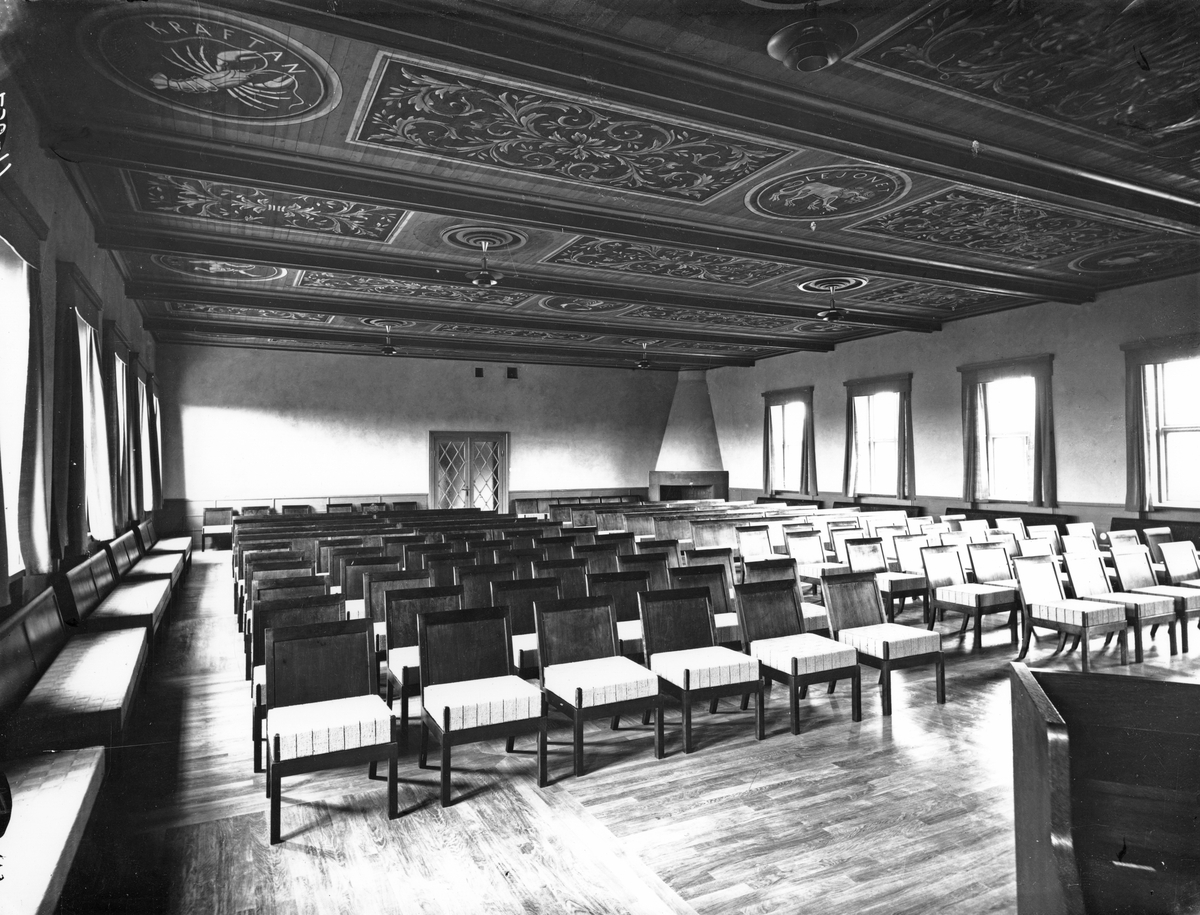 Interiör, samlingssalen, Kuranstalten, tidigare Nynäs Hafsbad, Trehörningen. I taket syns takmålningar. 

Havsbad, sjukvård, Kuren, Kungliga Pensionsstyrelsens sjukhus.