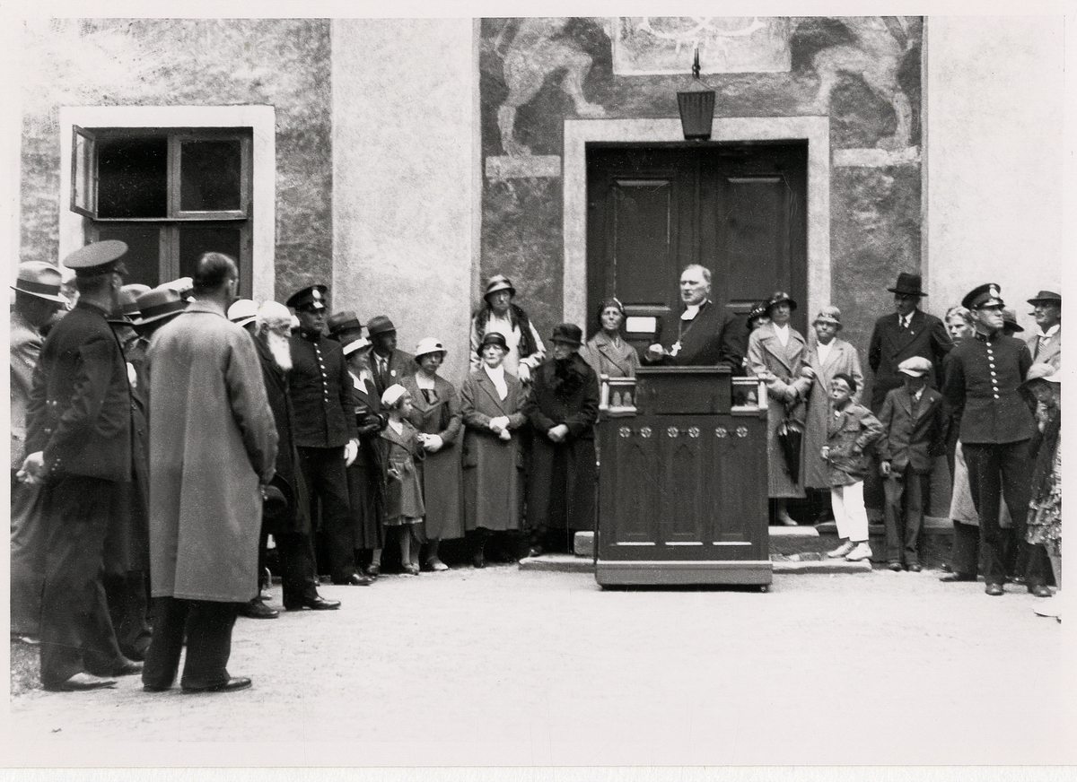 Biskop Sam Stadener talar utanför dåv. Stifts- och landsbiblioteket (nuv. Karolinerhuset) Växjö, cirka 1935.
Poliserna som närvarar - fr.v.: kommissarie F.K. Swanström, konstapel Carl-Erik Calding och överkonstapel Gösta W Axelsson.
Bakom honom syns fd. överkonstapel Magni Ekman.