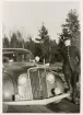 Poliskonstapel Carl-Erik Calding på uppdrag vid statspolisens bil, 1939.