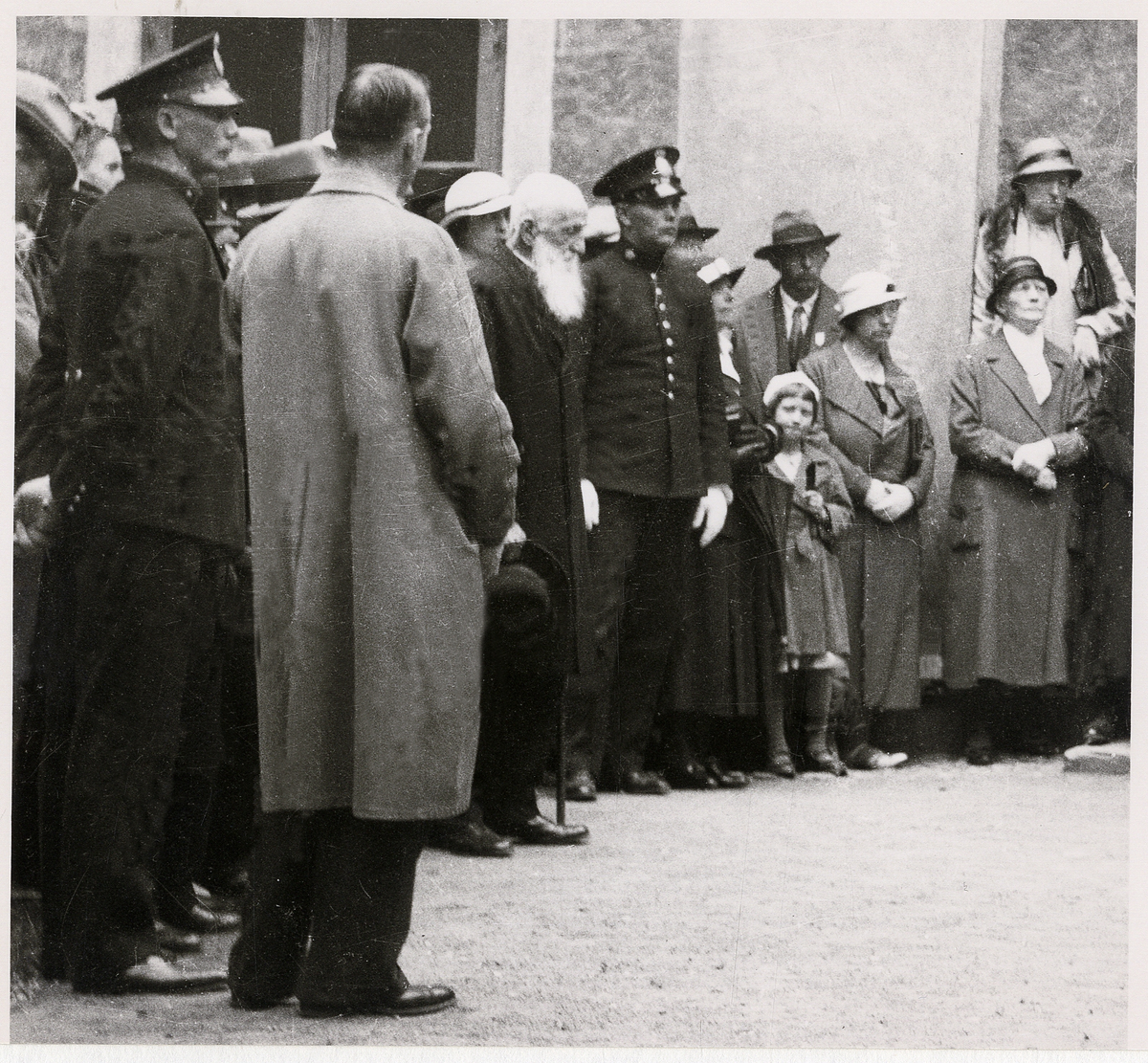 Biskop Sam Stadener talar utanför dåv. Stifts- och landsbiblioteket (nuv. Karolinerhuset) Växjö, cirka 1935.
Poliserna som närvarar - fr.v.: kommissarie F.K. Swanström, konstapel Carl-Erik Calding och överkonstapel Gösta W Axelsson.
Bakom honom syns fd. överkonstapel Magni Ekman.