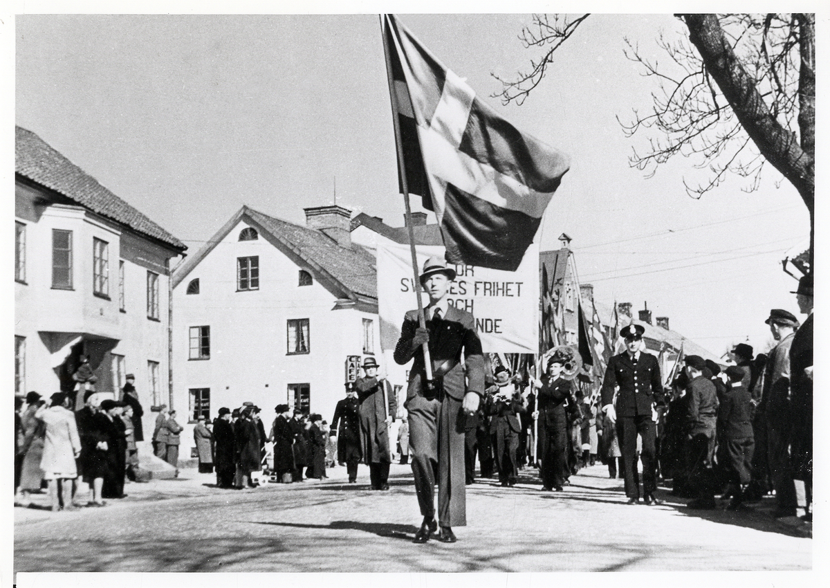 Överkonstapel Manfred Lundin och konstapel Erik Dahl ledsagar medborgartåget genom Växjö, 1/5 1940.