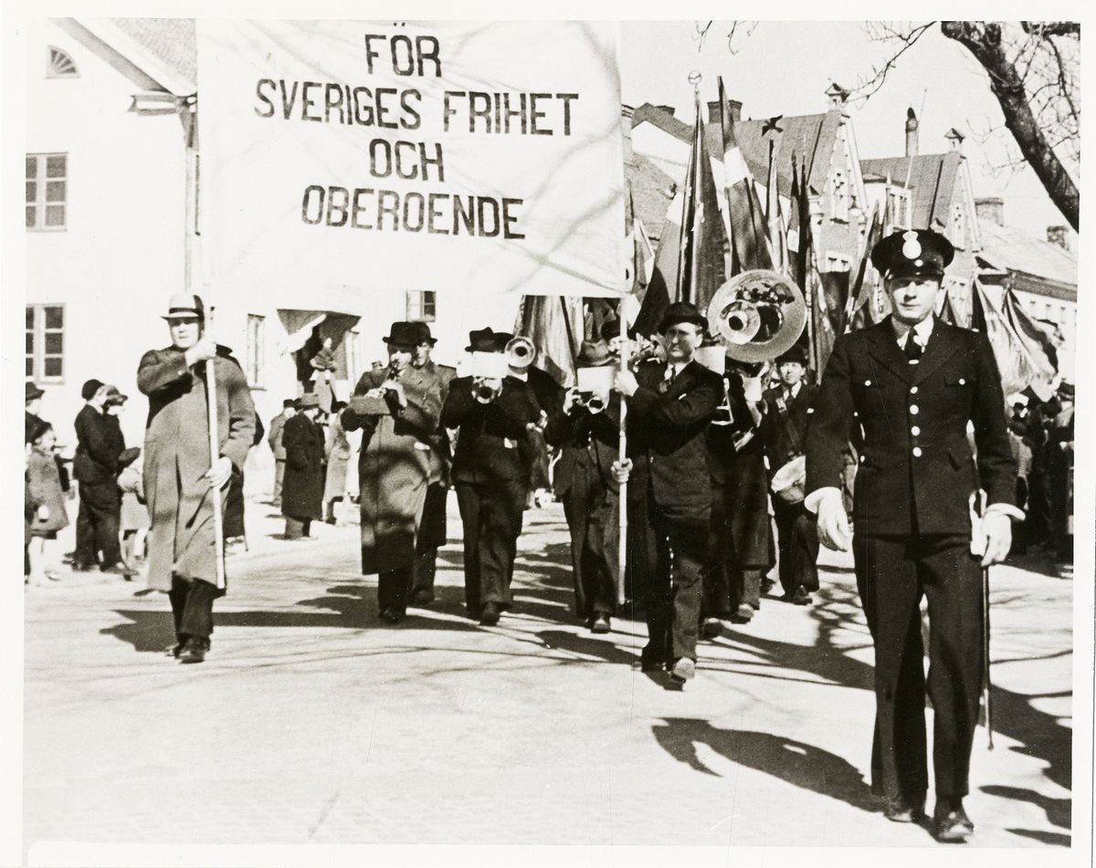 Överkonstapel Manfred Lundin och konstapel Erik Dahl ledsagar medborgartåget genom Växjö, 1/5 1940.