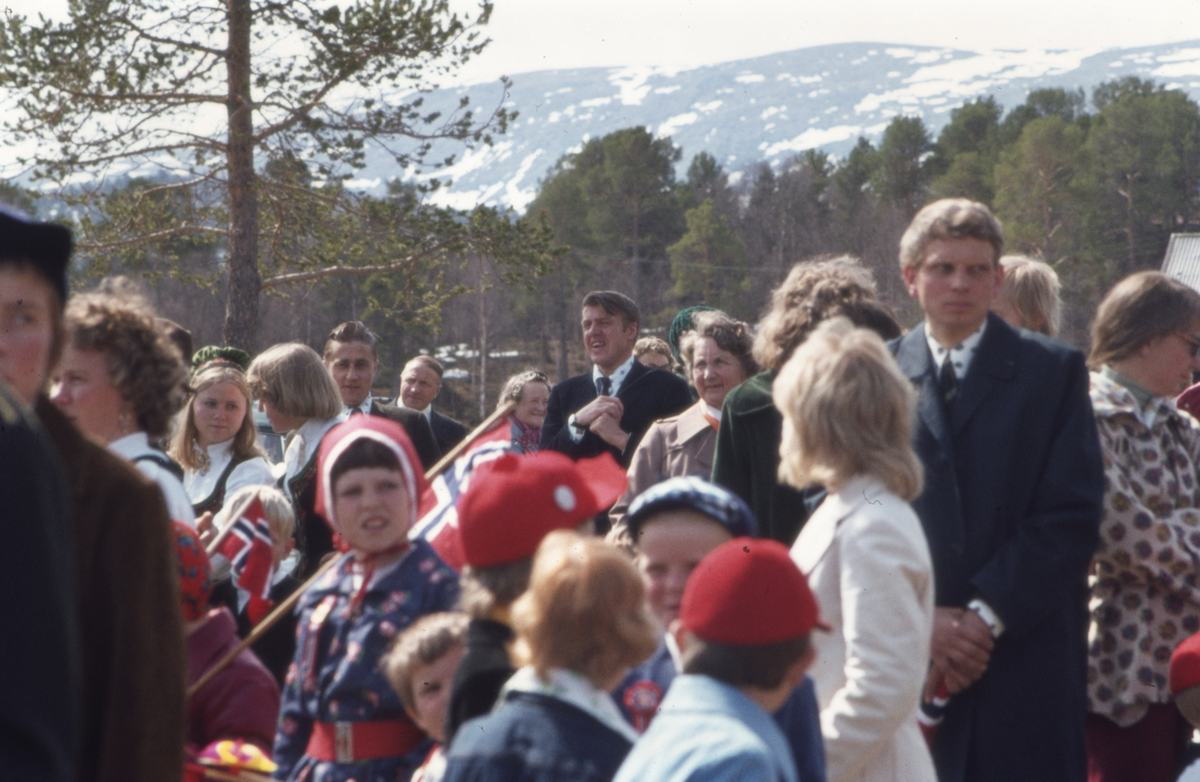 17. mai i Dalsbygda. Vi ser blant andre Eystein Ryen,  Ingar Magne Ryen og Arne Grue.