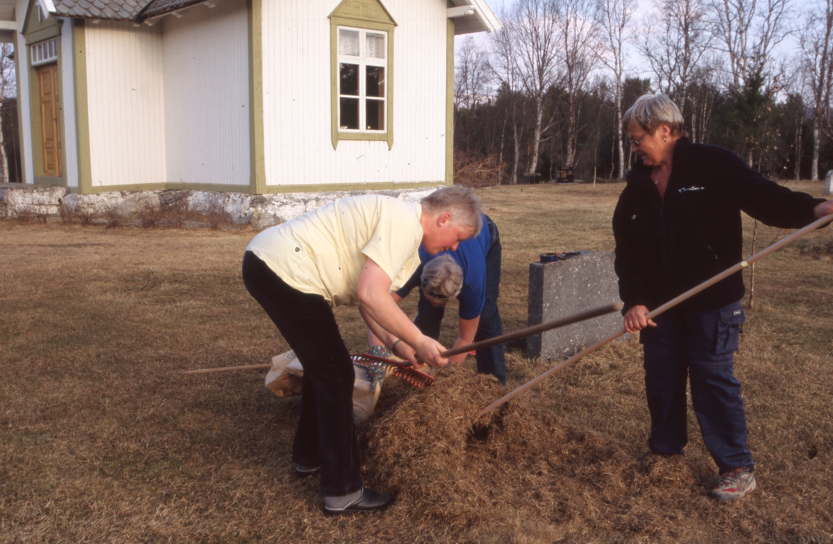 Rydding på kirkegård. Anne Lise Brynhildsvoll og Bodil Galåen.