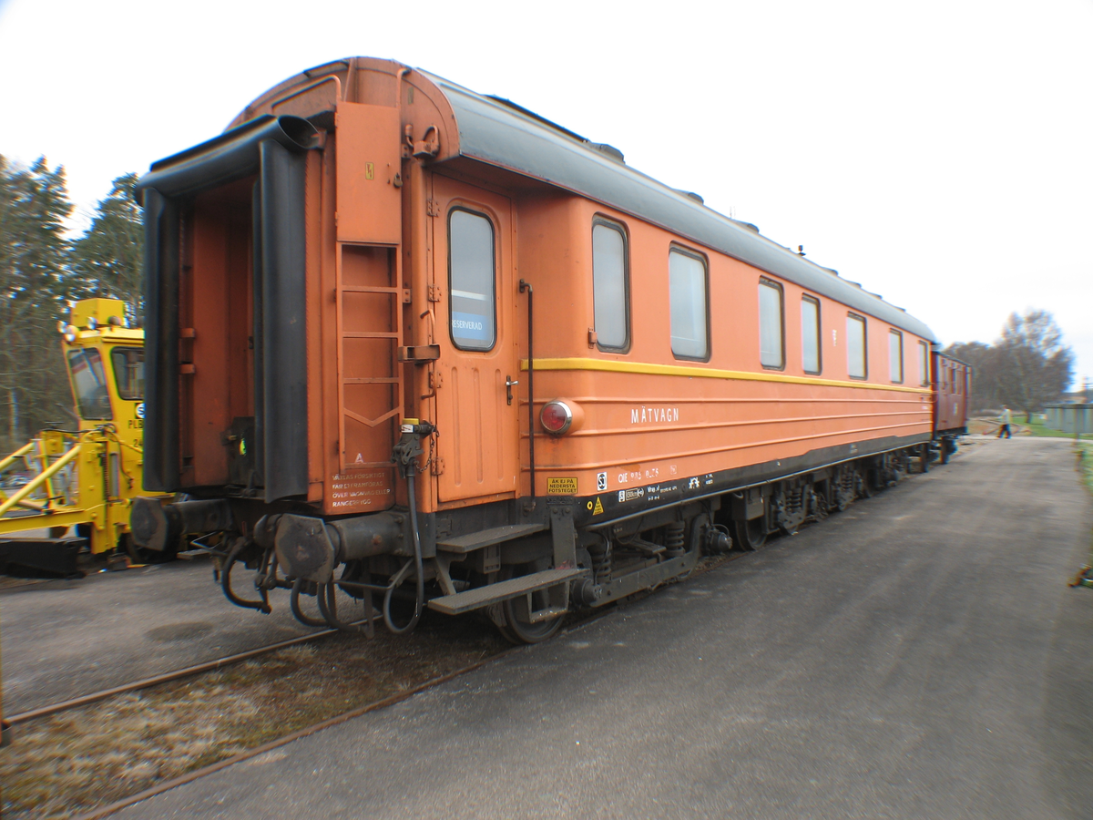 Mätvagn, ”Mauzins mätvagn”, Banverket Qie nr 984 0023. Tillverkad 1958 som SJ So4 nr 4610.
Vagnen är i slitet bruksskick som vid avställningen 1996 och obetydligt ombyggd. Det är en unik specialvagn och välbevarad arbetsmiljö vid järnvägen från slutet av 1900-talet. Vagnen har ett pentry med kylskåp, diskbänk och varmvattenberedare. Det finns även en avdelning med sovplatser. Vagnen var aldrig ombyggd trots lång användningstid. Vagnen avviker mot samtida vagnar genom tre boggier, kortare längd och orange färgsättning. Invändigt äkta känsla från Banverket och även SJ banavdelning. I gott trafikskick vid avställningen.