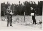 Statspoliserna Sture Ivarsson och Bertil Strömberg på uppdrag någonstans i länet, ca 1945.