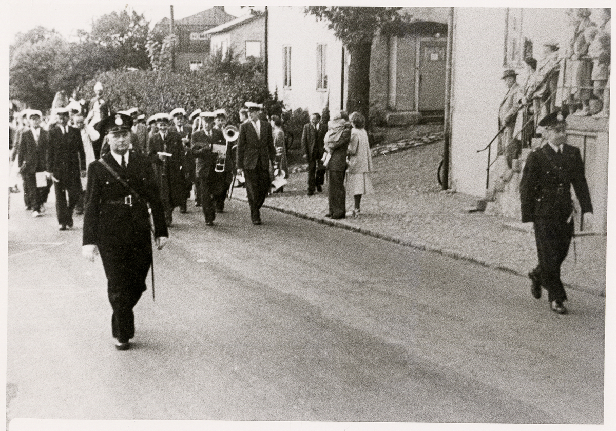 Konstaplarna Sture Ivarsson och Eric Tegheim i full uniform leder en Barnens Dag-parad (?),1949.