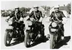 Tre MC-poliser från statspolisen har ställt upp sig med sina fordon på nuv. Oxtorget, 1957.
Fr.v.: Börje Skoog, Harald Steen och Karl-Erik Juteström.