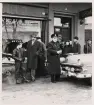 Poliskonstapel Ingemar Karlsson synar en bil någonstans i Växjö, 1955.
Reportagebild.