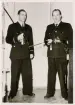 Poliskonstaplarna Gunnar Stenberg och Gustaf Kvennewall visar upp sina sablar inför avläggandet av sabelbeväpning 1965.