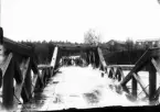 Dåvarande landsvägsbron i Sunnerstaholm överspolad. Foto: 1916.