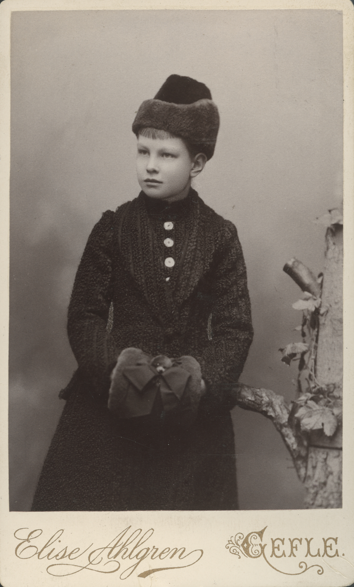 Porträtt av Ruth? Benander, död i difteri d. 23/2 1890 (enligt text baksida kort).
