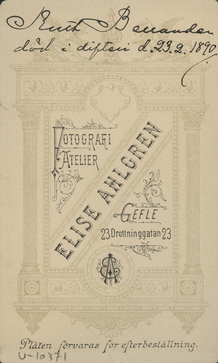 Porträtt av Ruth? Benander, död i difteri d. 23/2 1890 (enligt text baksida kort).