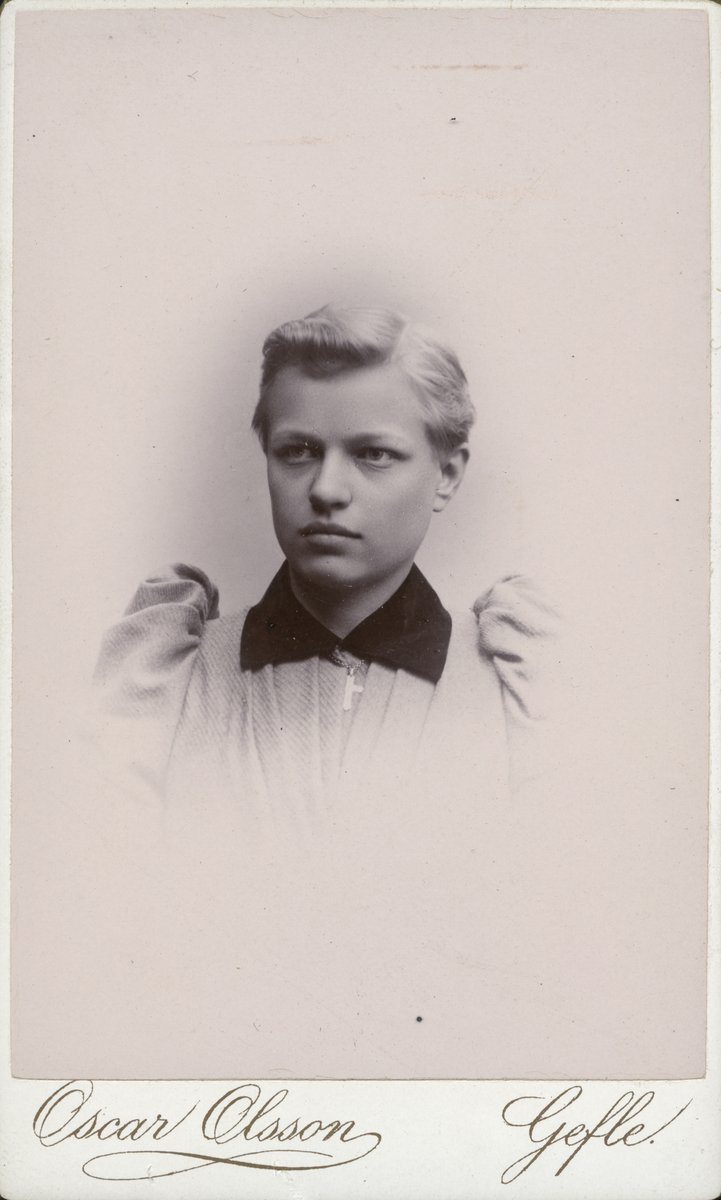 Porträtt av Elisabet Peterson -93 (enligt text baksida kort).