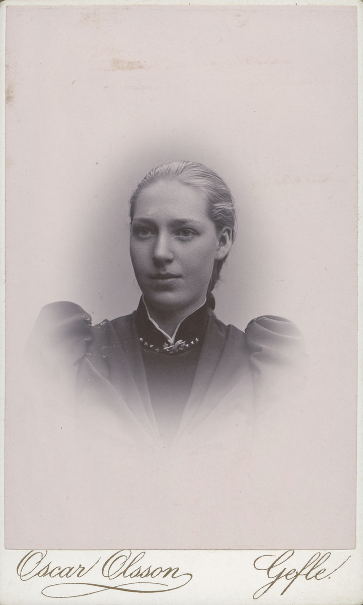 Porträtt av Lotten Stridsberg, våren -93 (enligt text baksida kort).