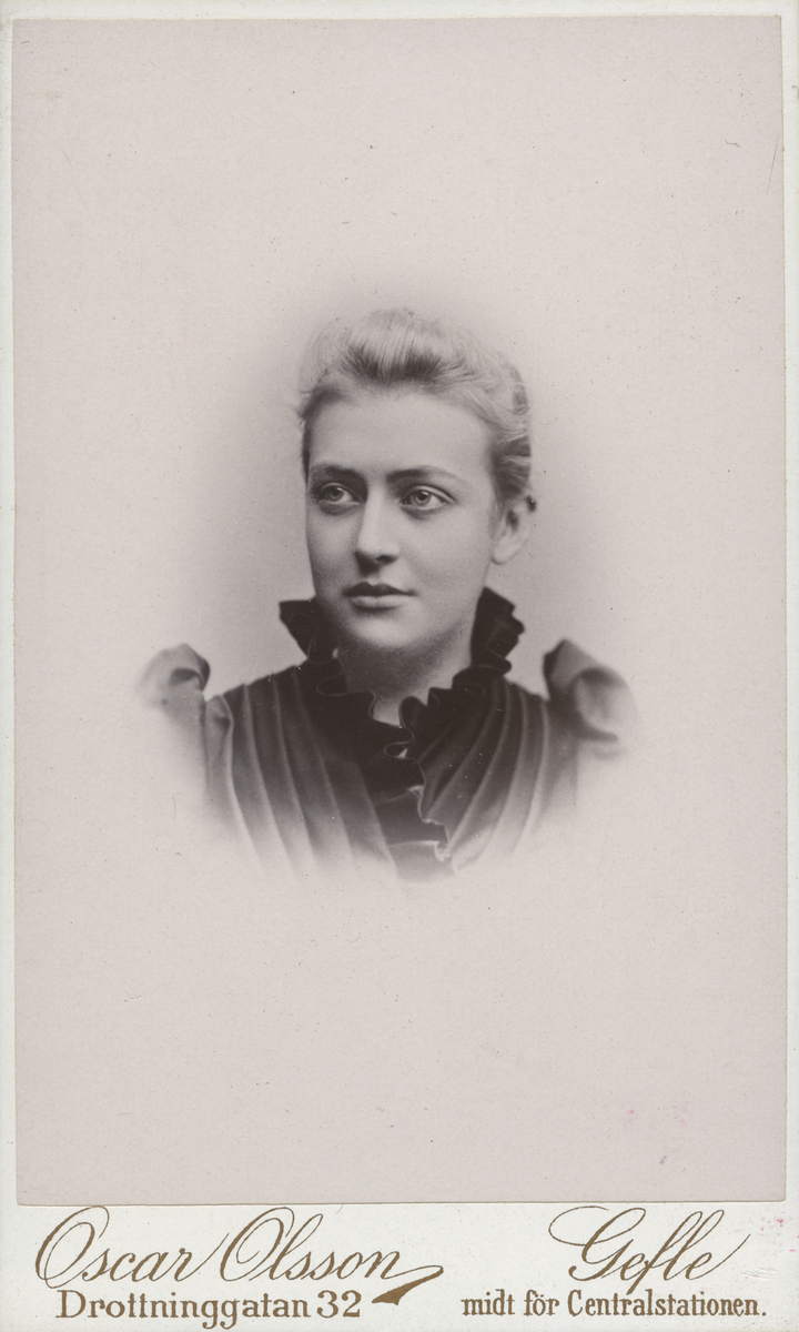 Porträtt av Dora Lindahl, hösten -93 (enligt text baksida kort).