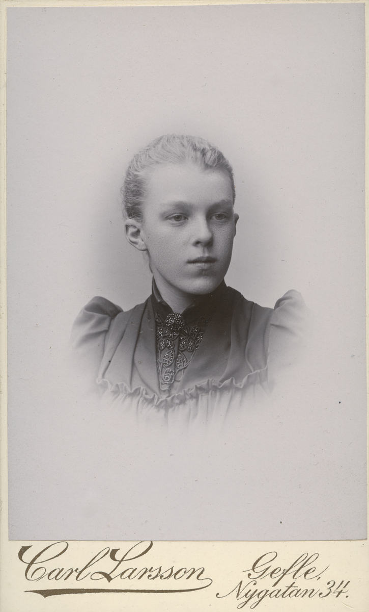 Porträtt av Ingrid Lindqvist -94 (enligt text baksida kort).