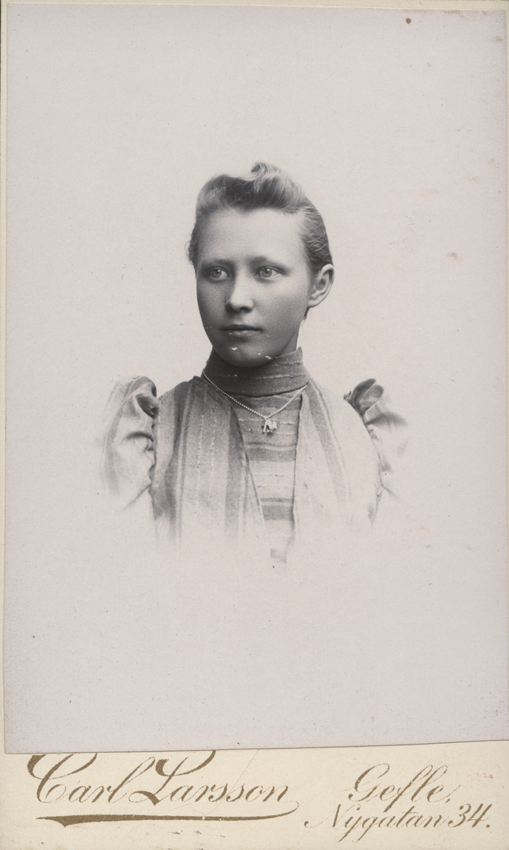Porträtt av Lydia Wåhlin ? hösten -93 (enligt text baksida kort).