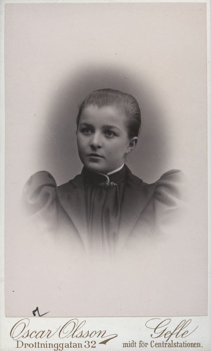 Porträtt av Märta Nordqvist, 1893 (enligt text baksida kort).