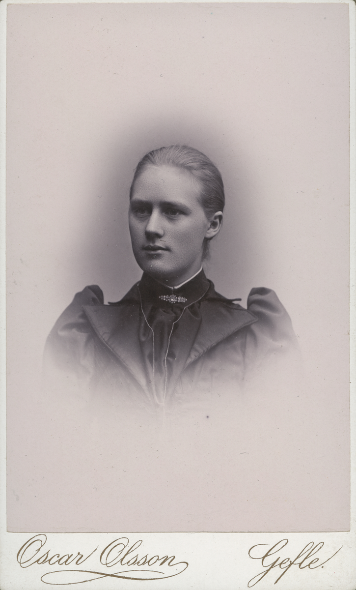 Porträtt av Sigrid Forsman, våren -94 (enligt text baksida kort).