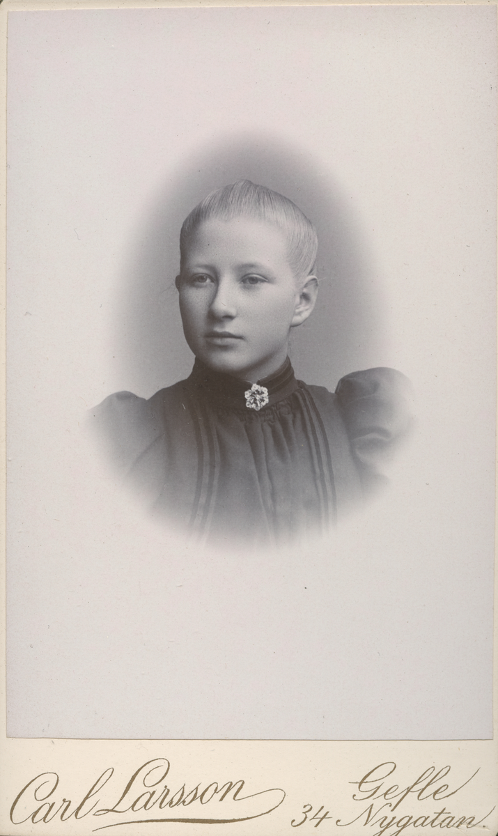 Porträtt av Anna Forsberg? våren-94 (enligt text baksida kort).