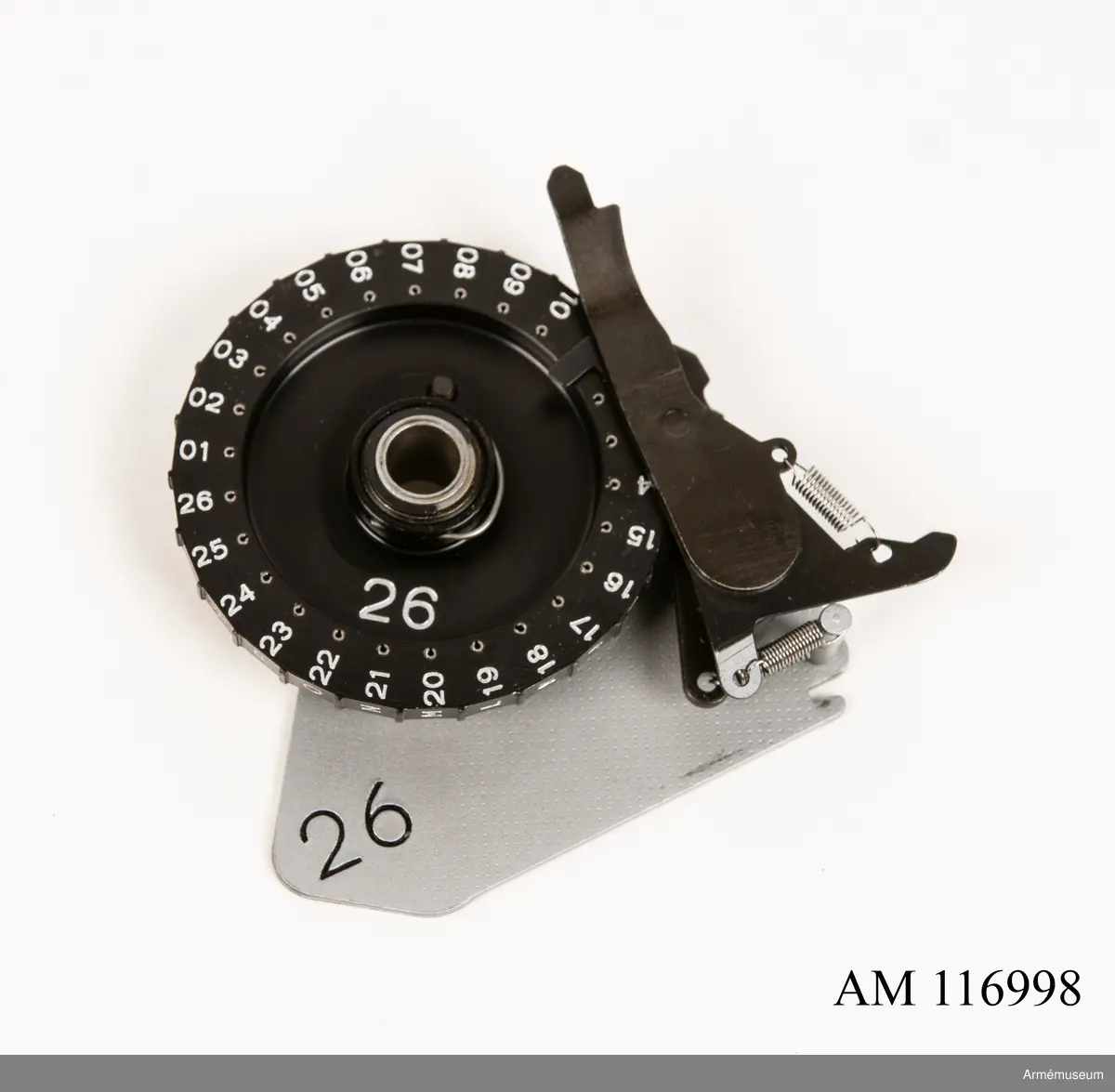Med nycklar.

Text på liten bricka på högra sidan: "Type CX-52 No 10924, Manufactured for Crypto AG Zug Switzerland by AB Cryptoteknik Stockholm Sweden".

Under krypteringsapparatens lock finns en liten vit lapp märkt "MV Boden Avd 4 Översyn 11 68", dvs troligen Miloverkstaden Boden, november 1968. 

De fysiska nycklarna ger olika access till användarna. Den nyckel med ett hack i ovansidan på nyckeln öppnar endast yttre luckan och dras sedan ut. Därpå förs nyckeln med två hack på nyckelörat in vilket gör att inre luckan går att öppna. Den senare nyckeln ger access till själva innandömet och rotorhjulen går att ta ut efter att sprinten på högra sidan dragits ut.