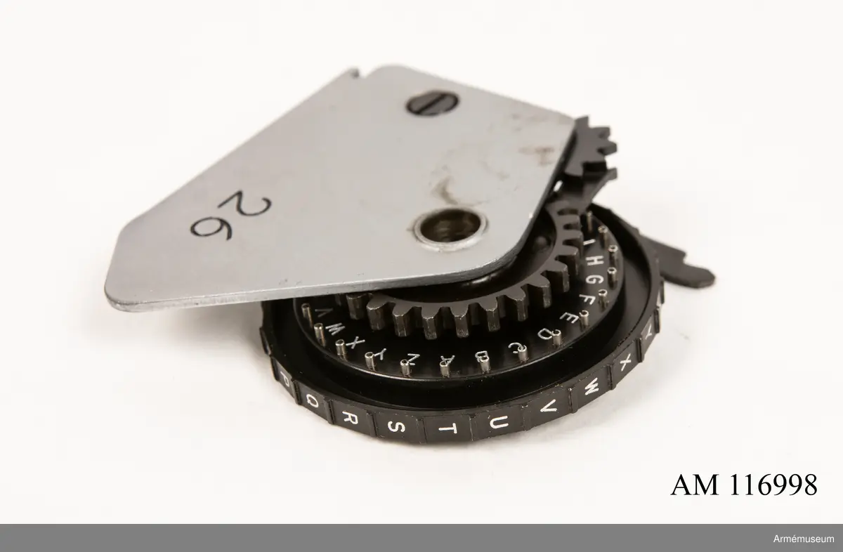 Med nycklar.

Text på liten bricka på högra sidan: "Type CX-52 No 10924, Manufactured for Crypto AG Zug Switzerland by AB Cryptoteknik Stockholm Sweden".

Under krypteringsapparatens lock finns en liten vit lapp märkt "MV Boden Avd 4 Översyn 11 68", dvs troligen Miloverkstaden Boden, november 1968. 

De fysiska nycklarna ger olika access till användarna. Den nyckel med ett hack i ovansidan på nyckeln öppnar endast yttre luckan och dras sedan ut. Därpå förs nyckeln med två hack på nyckelörat in vilket gör att inre luckan går att öppna. Den senare nyckeln ger access till själva innandömet och rotorhjulen går att ta ut efter att sprinten på högra sidan dragits ut.