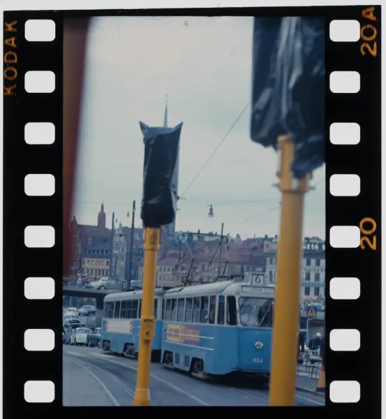 Människor i trafiken, vid spårvagnen. Stockholm.