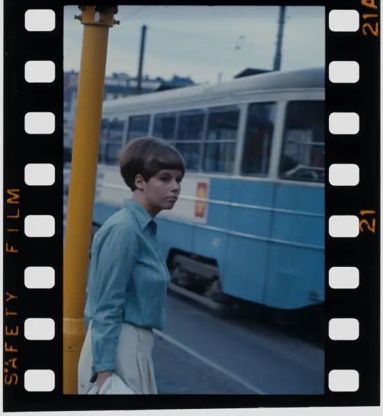 Människor i trafiken, vid spårvagnen. Stockholm.