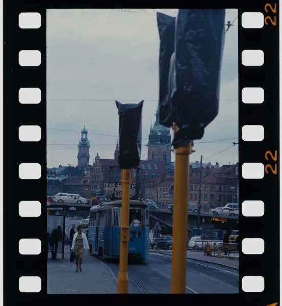 Människor i trafiken, vid spårvagnen. Stockholm.