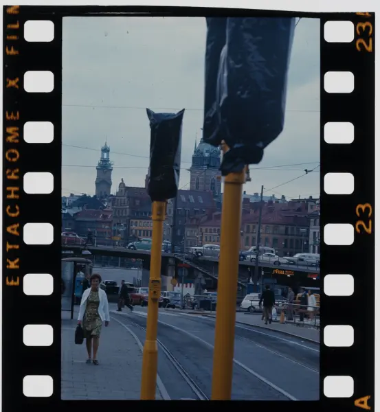 Människor i trafiken, vid spårvagnen. Stockholm.