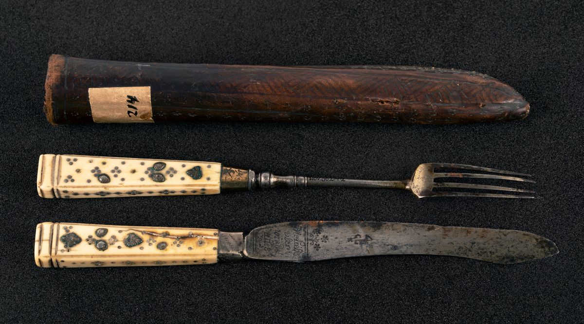 Kniv med beinskaft med metallpryd, blad med inskripsjoner.