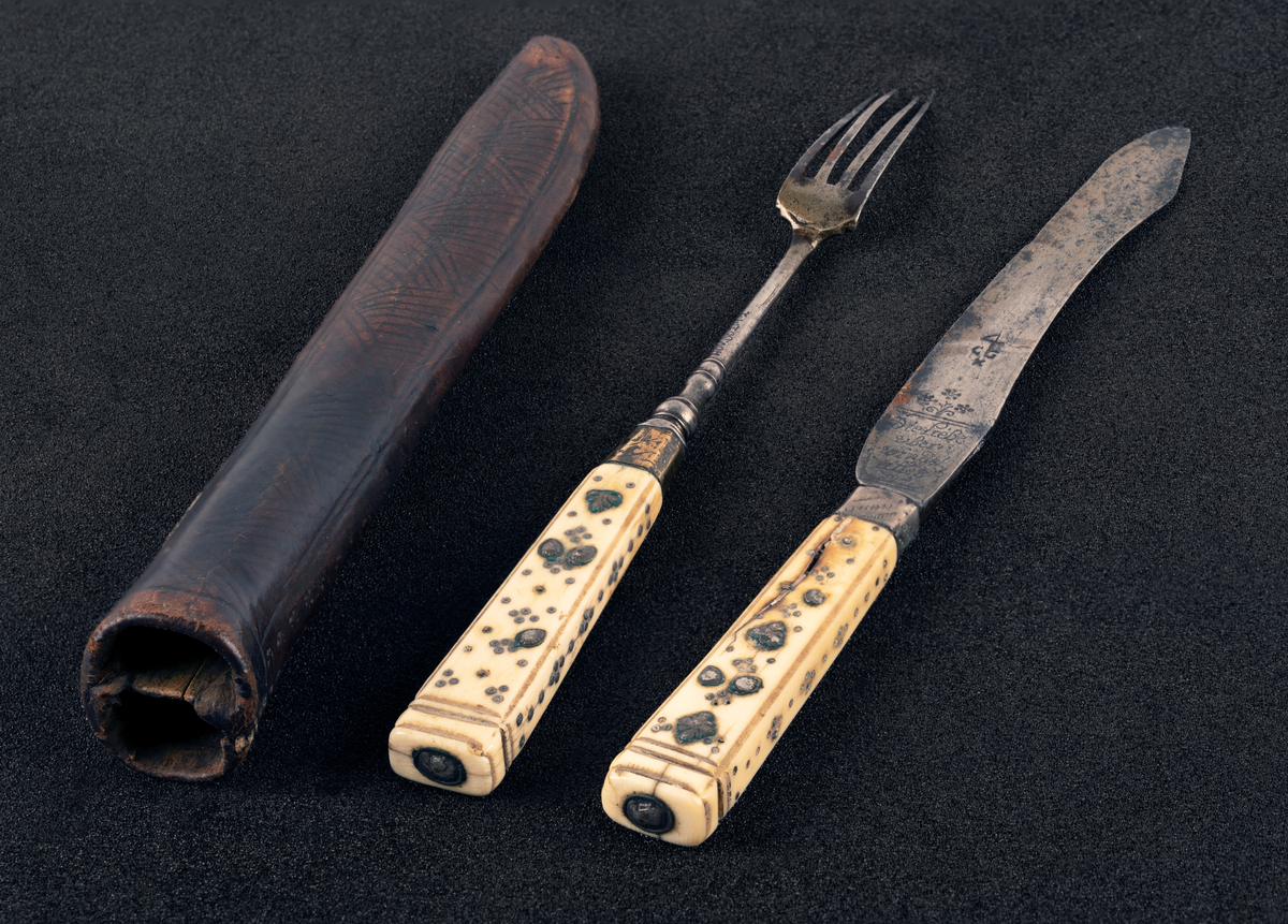 Kniv med beinskaft med metallpryd, blad med inskripsjoner.