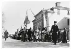 Överkonstapel Manfred Lundin (t.v.) och konstapel Uno Logarn i spetsen för en 1:a maj-demonstration längs Storgatan, 1/5 1939.