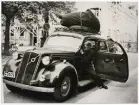 Konstapel Axel Nordström som civilförsvarspolis på Sandgärdsgatan under en övning, 1941.
Man har fått problem med en bil i närheten av dåv. polisstationen.