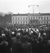 När våren kom, 1944. 
En musikkår håller konsert på Stortorget, troligen i samband med
Valborgsmässoafton. I bakgrunden syns Residenset.