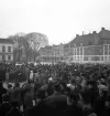 När våren kom, 1944. 
En musikkår håller konsert på Stortorget, troligen i samband med Valborgsmässoafton. I bakgrunden syns en del av Residenset och några av husen längs Kronobergsgatan.
