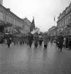 När våren kom, 1944. 
Ett demonstrationståg marscherar västerut på Storgatan.