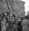 De första studenterna. 1944.
Studenter och anhöriga m.fl., har samlats på trappan till Växjö Högre Allmänna Läroverk.