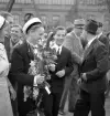 De första studenterna. 1944.
Några studenter gratuleras med käpp och blommor m.m.